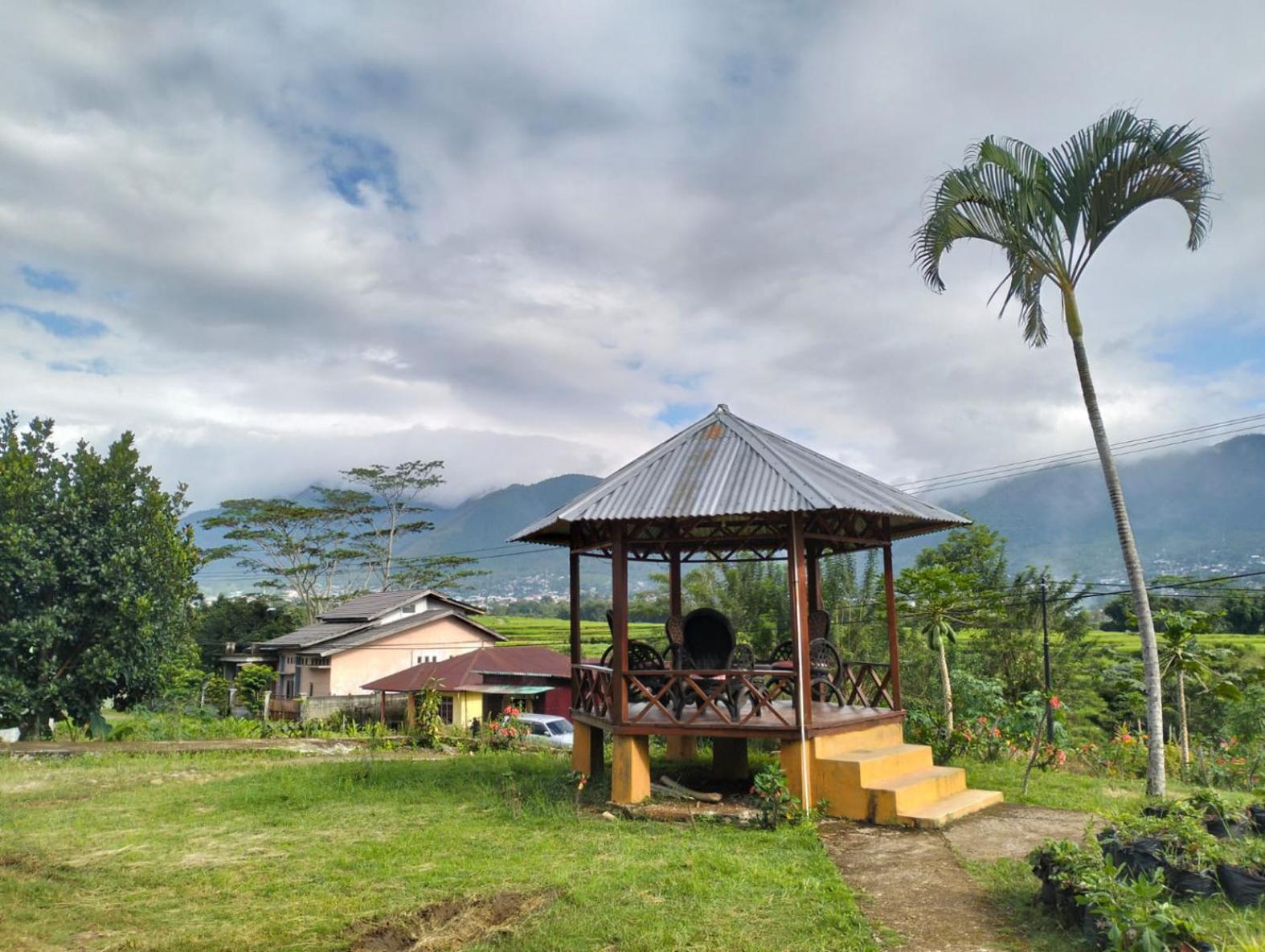 Hobbit Hill Apartment Ruteng Exterior photo